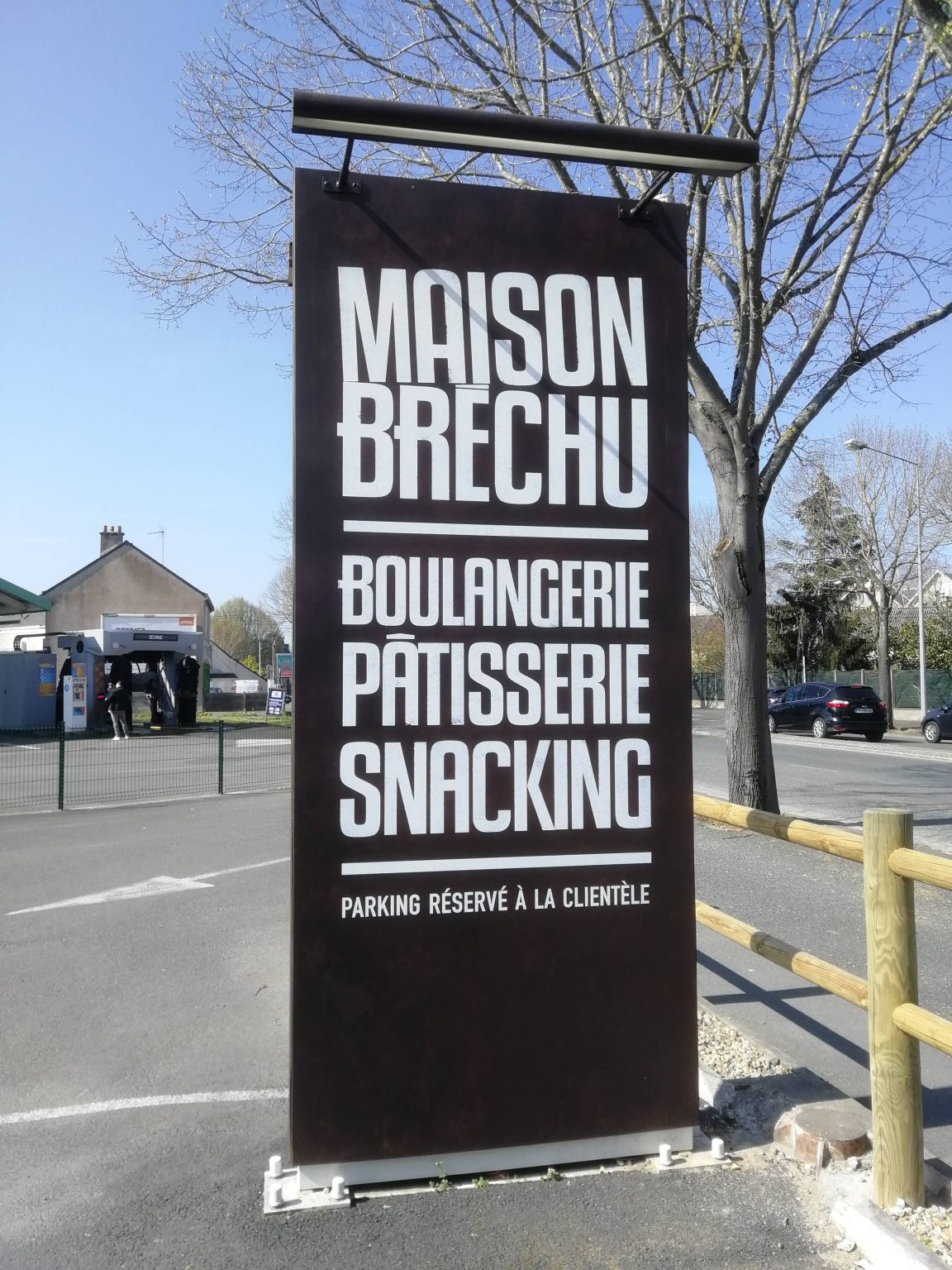 Signalétique Totem pour la boulangerie Maison Bréchu à Angers