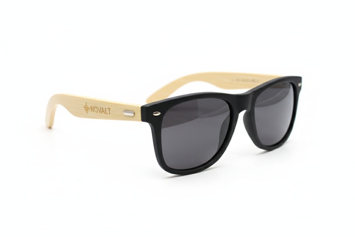 Lunettes noires avec branches en bambou gravées au nom “Novalt”, présentées sur fond blanc.