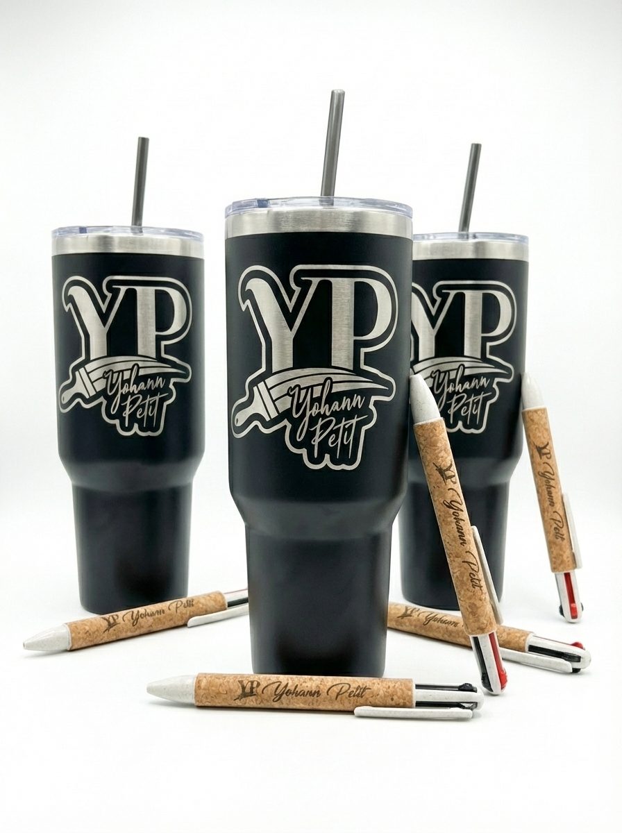 Gourdes isothermes noires avec logo “Yohann Petit” et stylos assortis présentés sur fond blanc, exemple de marquage publicitaire personnalisé.