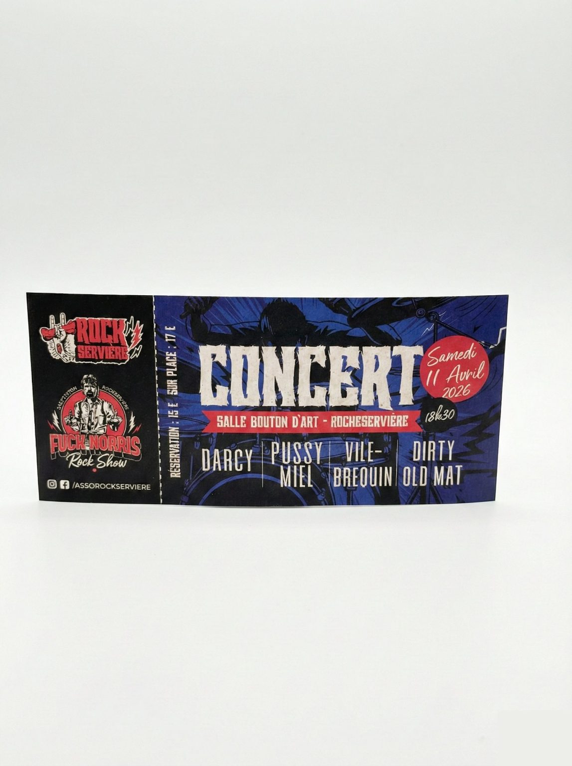 Ticket de concert au design rock avec date, lieux et noms de groupes, présenté sur fond blanc.